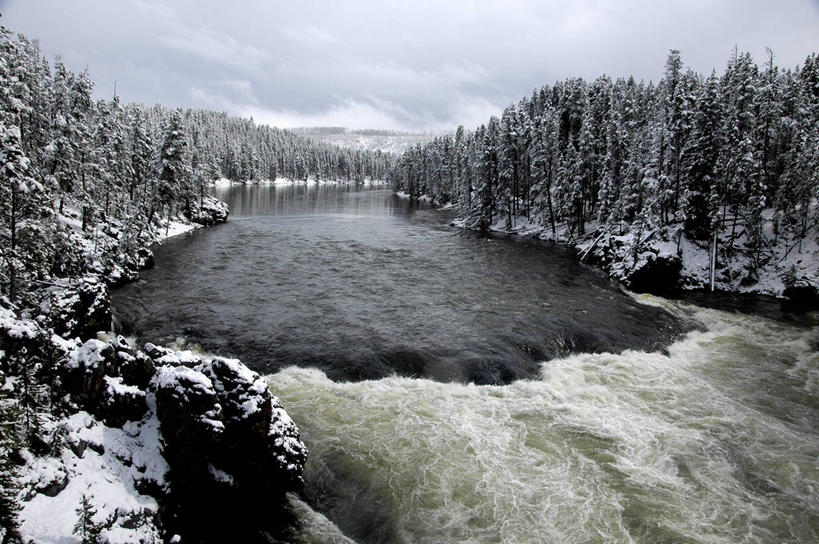 无人,横图,俯视,室外,白天,河流,雪,美国,云,冬天,天气,树,天空,自然,摄影,宁静,环境,北美,北美洲,美洲,怀俄明,北亚美利加洲,亚美利加洲,黄石河,高角度拍摄,美利坚合众国
