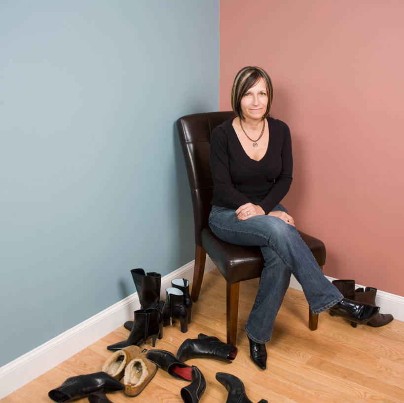 西方人,成年人,中年人,老年人,一个人,微笑,横图,室内,幸福,信心,鞋子,椅子,欧洲,美国,欧洲人,仅一个女性,仅一个人,环绕,二郎腿,休闲装,座位,衣服,仅一个中年女性,放松,摄影,多样,肖像,选择,马萨诸塞,新英格兰,女人,女性,中年女性,白种人,斯旺西市