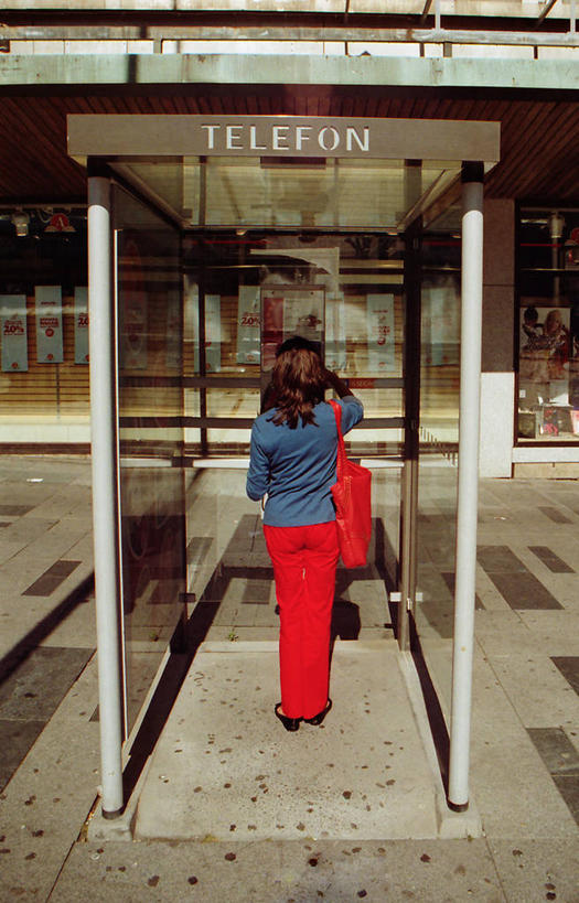 成年人,一个人,站,打电话,竖图,室外,白天,通讯,城市,瑞典,仅一个女性,包,首都,联系,拿着,休闲装,电话亭,背面,衣服,摄影,零钱包,斯堪狄纳维亚半岛,电话机,旅行