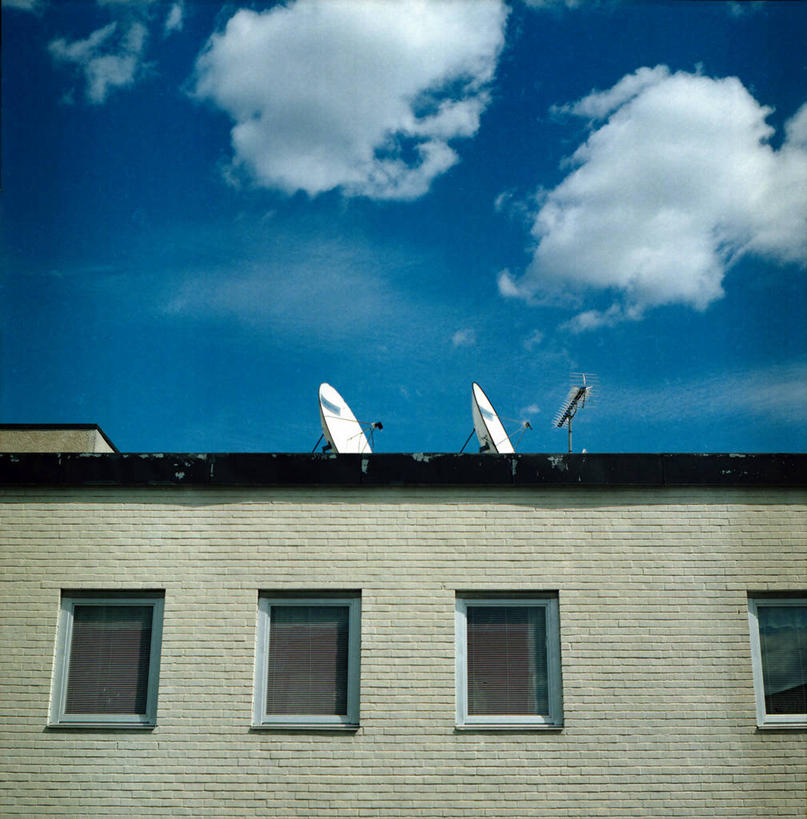 无人,竖图,室外,白天,仰视,通讯,技术,窗户,建筑,瑞典,云,郊区,首都,联系,天空,摄影,斯堪狄纳维亚半岛,卫星天线,低角度拍摄,居住区