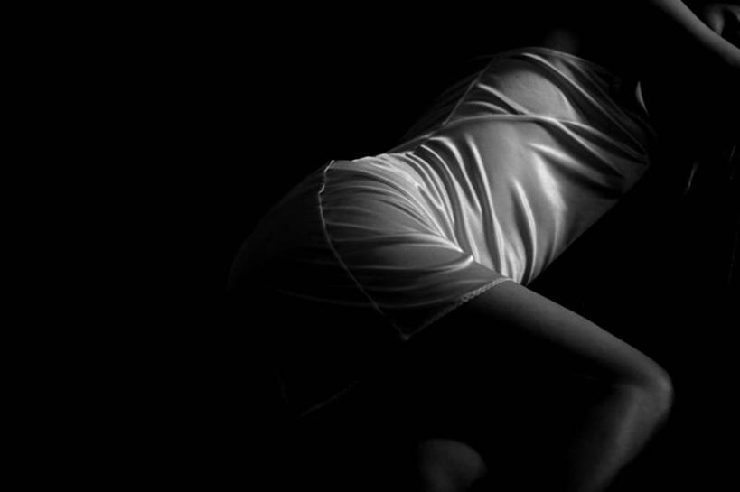 成年人,一个人,躺,横图,俯视,室内,性感,日本,仅一个女性,朦胧,模糊,关东地区,休闲装,衣服,放松,摄影,侧卧,东亚,茨城县,长崎市,高角度拍摄,水户