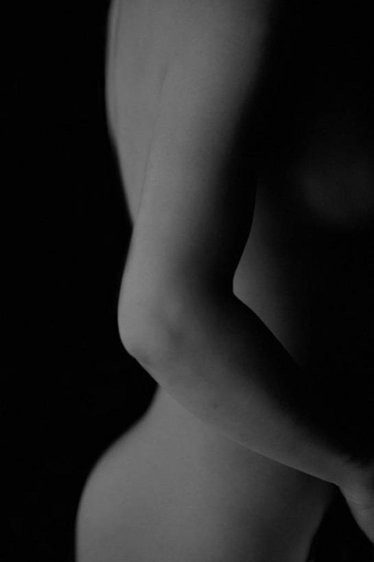 成年人,关节,肘,裸体,一个人,站,竖图,室内,特写,侧面,性感,日本,仅一个女性,黑色背景,关东地区,黑色,躯干,人体,摄影,东亚,茨城县,影棚拍摄,水户