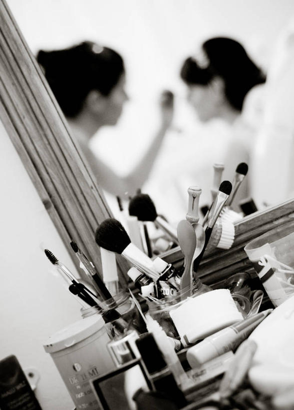 成年人,脸,头,脸颊,两个人,美容院,竖图,俯视,黑白,室内,化妆,镜子,许多,准备,朦胧,模糊,反射,很多,肩膀,彩妆,化妆刷,摄影,协助,化妆用品,匈牙利共和国,美化,埃格尔,女人,头部,脸部,脸蛋,面部,美发师,高角度拍摄,改进