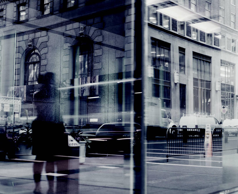 成年人,一个人,站,横图,室外,白天,窗户,建筑,街道,纽约,美国,仅一个女性,反射,交通,运输,摄影,近景,纽约州,旅行