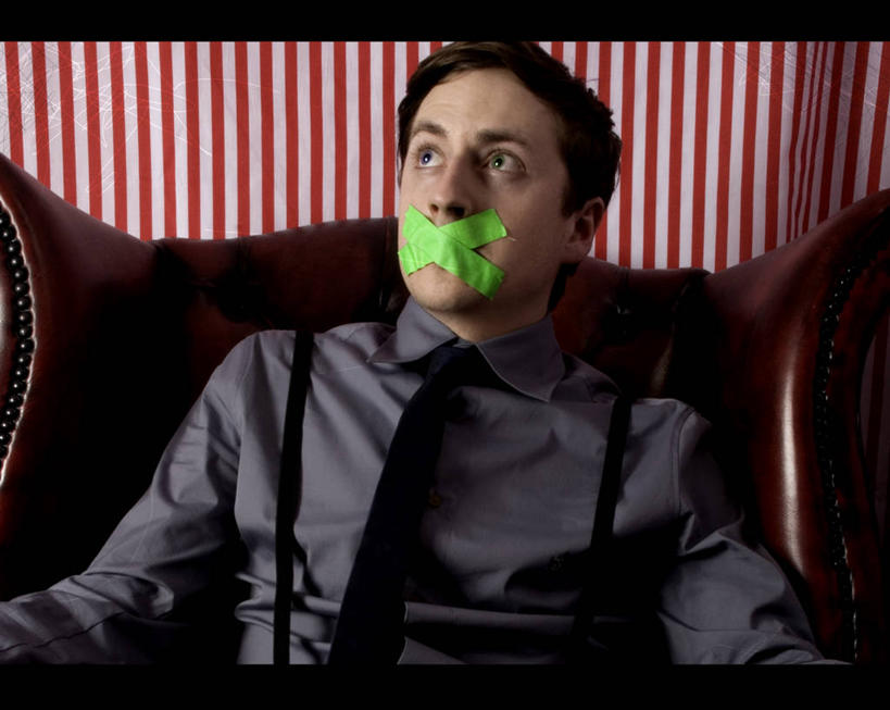 西方人,成年人,脸,头,脸颊,一个人,商务人士,商务男性,坐,横图,室内,特写,衬衫,商务,寂寞,椅子,英国,欧洲,伦敦,欧洲人,仅一个男性,仅一个人,条纹,套装,领带,首都,休闲装,肩膀,仅一个年轻男性,衣服,绿色,看,向上看,思考,摄影,胶带,扶手椅,西欧,北欧,商务装,问题,大不列颠,工薪阶层,大不列颠及北爱尔兰联合王国,大不列颠及爱尔兰联合王国,挫败,雾都,式样,男人,男性,年轻男性,白种人,年轻人,头部,脸部,脸蛋,面部,白领,上班族,衬衣,领饰,大不列颠王国,大英帝国,联合王国,日不落帝国,社会问题,禁令