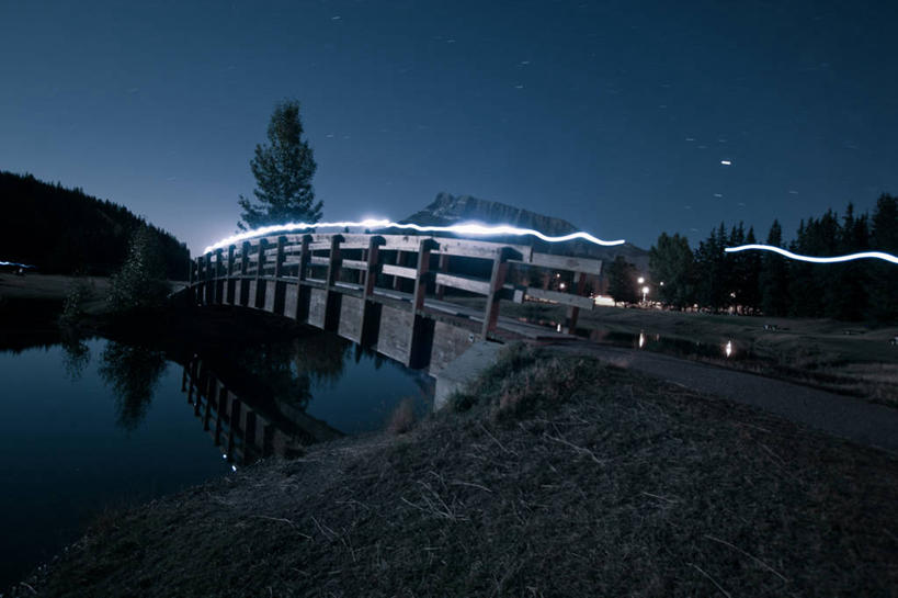 无人,横图,室外,夜晚,河流,建筑,加拿大,反射,流水,桥,光亮,月光,树,自然,摄影,人行桥,宁静,环境,照亮,亚伯达,班夫,旅行