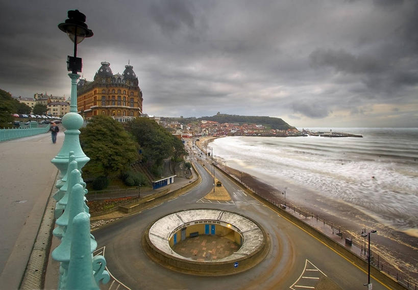 一个人,栏杆,横图,室外,海洋,水,建筑,街道,英国,海岸线,云,黎明,天空,运输,摄影,北欧,北约克郡,士嘉堡,海滩,旅行