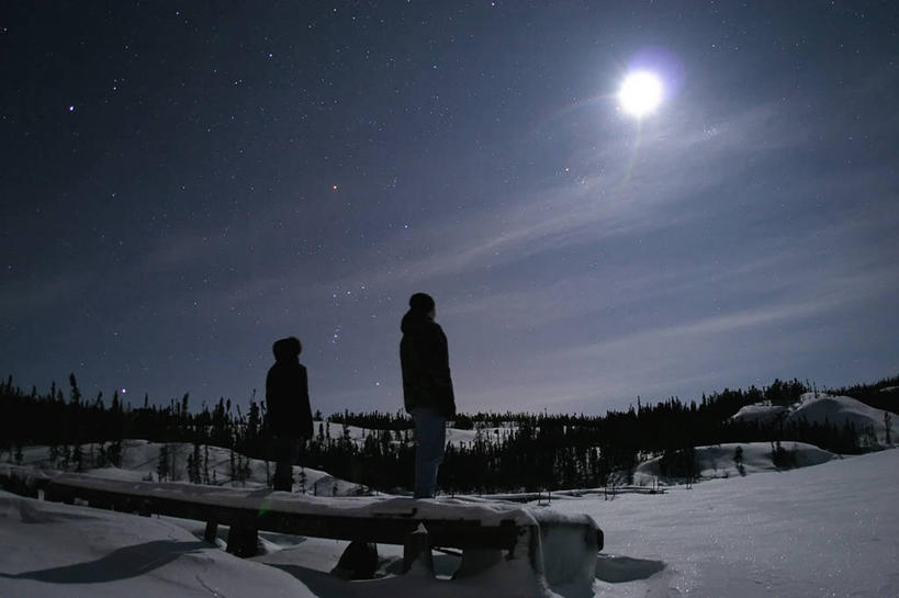 两个人,站,横图,室外,夜晚,旅游,度假,美景,山,雪,加拿大,朦胧,模糊,太空,地形,景观,月亮,星星,冬天,满月,月光,娱乐,树,背面,衣服,风景,天空,自然,看,享受,休闲,景色,放松,寒冷,摄影,宁静,环境,近景,自然风光,耶洛奈夫,旅行