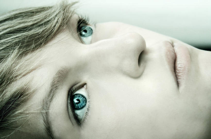 西方人,儿童,少年,头,眼睛,头发,一个人,横图,俯视,室内,特写,纯洁,英国,欧洲,欧洲人,仅一个男性,仅一个年轻女性,仅一个女性,仅一个人,仅一个年轻男性,小孩,蓝色,看,向上看,思考,金色,放松,可爱,童年,童趣,人体,摄影,北欧,童真,烂漫,无邪,天真,男人,男性,年轻男性,年轻女性,女人,女性,白种人,孩子,头部,高角度拍摄