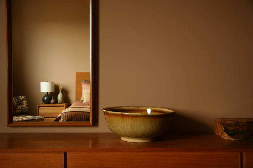 无人,横图,室内,床,家具,镜子,卧室,桌子,餐具,加拿大,反射,现代,床头柜,碗,摄影,起居室,简单,卡尔加里,亚伯达