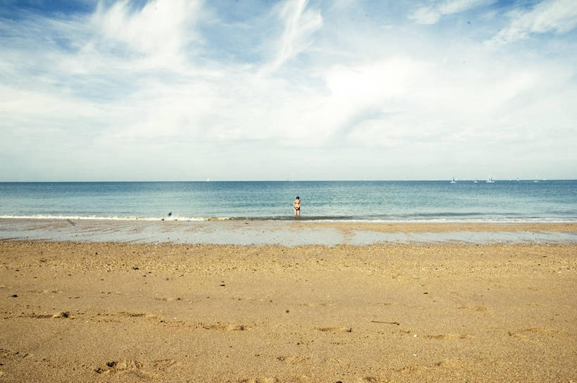 成年人,一个人,站,横图,室外,白天,泳装,度假,美景,水,法国,仅一个女性,朦胧,模糊,沙子,地平线,河岸,景观,水边,水平线,云,衣服,天空,自然,景色,大西洋,摄影,宁静,环境,自然风光,中欧,多维尔,旅行,独处,卡尔瓦多斯