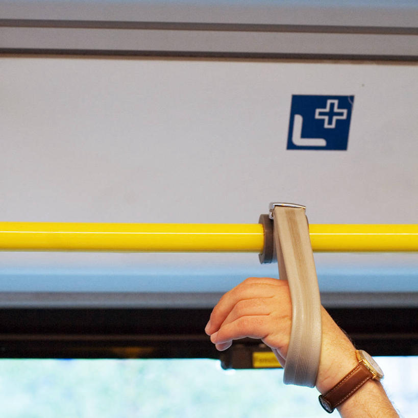 手,一个人,方图,室内,德国,十字形,形状,标志,巴士,公共交通,首都,拿着,柏林,把手,表,平衡,握紧,运输,人体,摄影,支撑,腕表,消息,中欧,数学符号,旅行,加号,例行公事