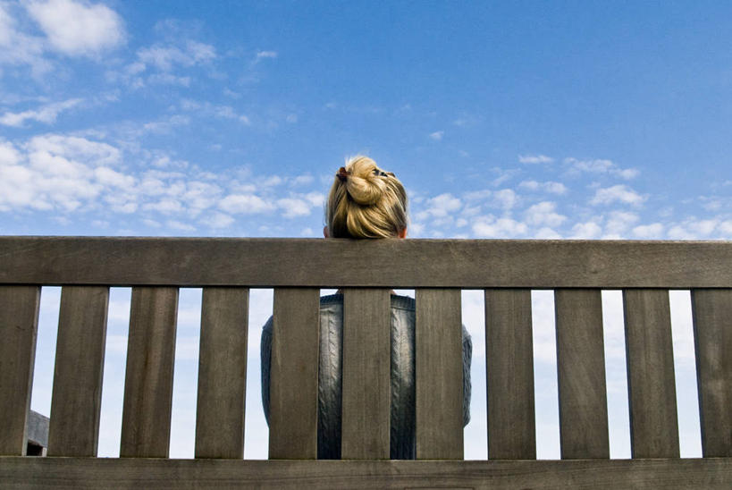 成年人,脸,头,脸颊,头发,一个人,坐,横图,室外,白天,寂寞,椅子,美国,仅一个女性,长椅,云,休闲装,肩膀,背面,衣服,天空,看,思考,金色,放松,摄影,缅因州,新英格兰,卡姆登区,头部,脸部,脸蛋,面部