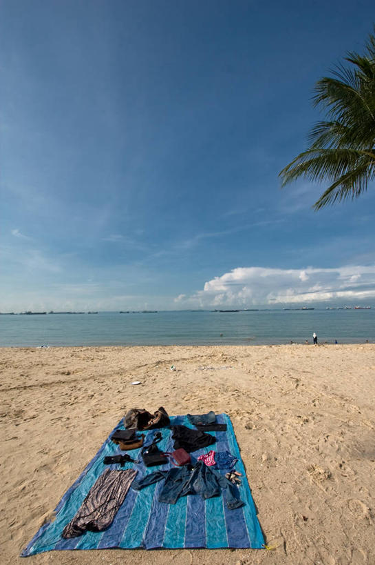 竖图,室外,白天,旅游,度假,海洋,水,新加坡,沙子,毯子,地平线,水平线,床上用品,衣服,毛巾,摄影,宁静,烘干,海滩,旅行,海滩巾