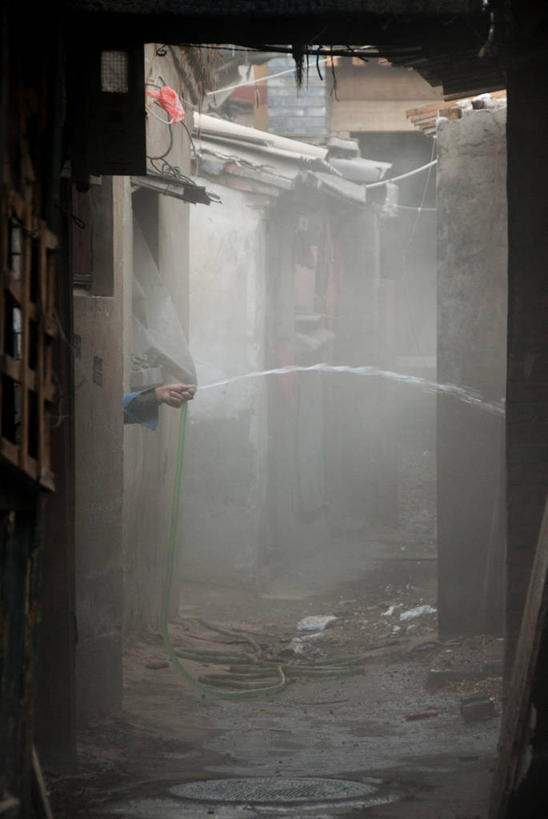 手,一个人,竖图,室外,白天,水,暴风雨,沙尘暴,城市,胡同,建筑,北京,喷,房屋,首都,拿着,管道,水管,人体,摄影,部分,贫穷,北京市,贫民窟,巷,发展中国家,社会问题