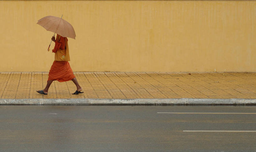 成年人,一个人,横图,室外,白天,侧面,街道,柬埔寨,仅一个男性,包,伞,墙,人行道,首都,拿着,衣服,摄影,佛教,保护,零钱包,东亚文化,印度支那,僧侣,步行,传统服装,金边,传统文化,柬埔寨文化