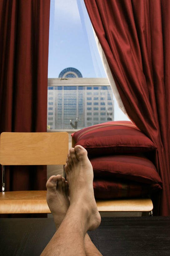 腿,一个人,家庭,坐,竖图,室内,白天,正面,窗户,窗帘,沙发,椅子,美国,床上用品,座位,装饰物,枕头,温暖,温馨,一家人,放松,人体,摄影,和睦,德克萨斯,四肢,奥斯汀镇,休闲活动,双腿交叉,融洽