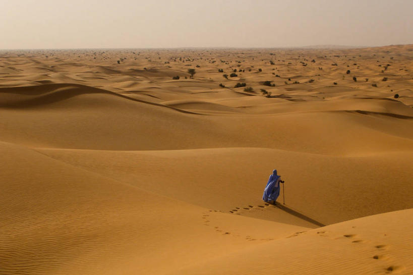 一个人,横图,俯视,室外,白天,旅游,度假,美景,沙漠,毛里塔尼亚,脚印,朦胧,模糊,地平线,地形,景观,辽阔,地面,沙丘,拿着,娱乐,起床,背面,衣服,风景,天空,自然,享受,休闲,广阔,景色,放松,摄影,宁静,一望无际,环境,自然风光,延伸,印度文化,纱丽,万里无云,天地相交,西非,无边无际,一马平川,步行,高角度拍摄,传统服装,旅行,独处