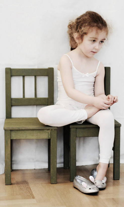 西方人,儿童,一个人,坐,竖图,室内,运动服,纯洁,椅子,意大利,欧洲,欧洲人,仅一个女性,仅一个人,拿着,座位,小孩,看,仅一个小孩,放松,可爱,童年,童趣,人体,摄影,南欧,足,童真,烂漫,无邪,天真,女孩,女人,女性,白种人,孩子,舞者,女生,芭蕾舞者,紧身连衣裤