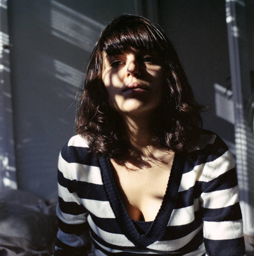 西方人,成年人,中年人,脸,头,脸颊,一个人,坐,竖图,室内,白天,正面,毛衣,寂寞,日光,西班牙,欧洲,欧洲人,仅一个女性,仅一个人,条纹,公寓,肩膀,衣服,看,仅一个中年女性,思考,安静,放松,摄影,V领,肖像,伊比利亚半岛,式样,女人,女性,中年女性,白种人,头部,发型,脸部,脸蛋,面部,上装,锡切斯,巴塞罗那省,独处,领口