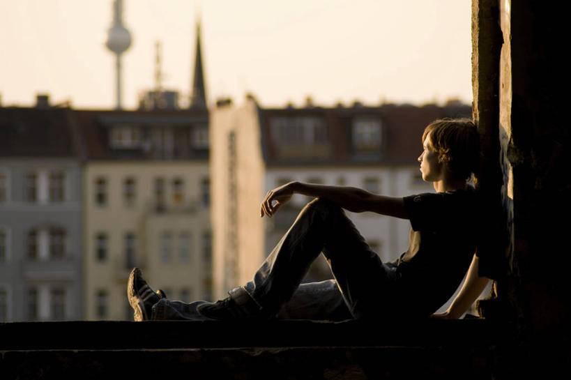 少年,成年人,一个人,坐,横图,室内,白天,侧面,度假,寂寞,美景,窗户,城市风光,城市,建筑,德国,仅一个男性,仅一个人,景观,首都,休闲装,娱乐,柏林,窗台,仅一个年轻男性,衣服,天空,看,靠,靠着,享受,休闲,思考,景色,放松,摄影,中欧,万里无云,男人,男性,年轻男性,中国人,年轻人,旅行,独处