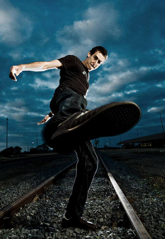 西方人,成年人,一个人,站,竖图,室外,白天,信心,路,铁路,欧洲,非洲,南非,黑人,欧洲人,仅一个男性,仅一个人,踢,轨道,交通,铁轨,首都,休闲装,仅一个年轻男性,衣服,鹅卵石,活力,力量,运输,摄影,肖像,东开普省,开普省,东伦敦,男人,男性,年轻男性,非洲人,年轻人,岩石