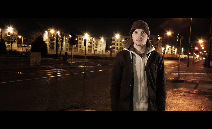 西方人,成年人,一个人,站,横图,室外,夜晚,建筑,街道,路灯,帽子,爱尔兰,欧洲,欧洲人,仅一个男性,仅一个人,反射,光亮,首都,休闲装,外套,仅一个年轻男性,衣服,看,思考,摄影,照亮,照明设备,北欧,编织帽,茄克,男人,男性,年轻男性,白种人,年轻人,旅行,独处,爱尔兰文化