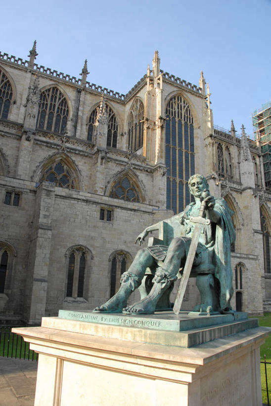 无人,横图,室外,白天,建筑,雕塑,英国,标志,雕像,符号,首都,历史,标识,天空,武器,摄影,剑,北欧,万里无云,性别符号,约克大教堂,北约克郡,旅行,大教堂,男性符号