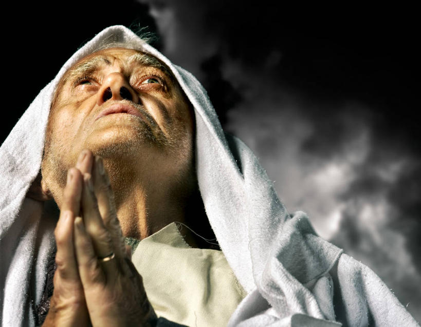 西方人,成年人,老年人,脸,头,脸颊,一个人,横图,室外,特写,白天,仰视,巴西,欧洲,欧洲人,仅一个男性,仅一个人,乌云,云,天气,肩膀,衣服,看,祈祷,向上看,仅一个老年男性,思考,南美,个性,瑜珈,摄影,冥想,悲哀,老年男性,男人,男性,白种人,头部,脸部,脸蛋,面部,低角度拍摄,传统服装,祈祷式