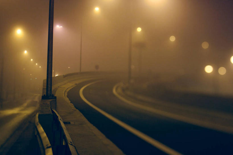 无人,横图,室外,夜晚,雾,街道,路,路灯,希腊,形状,弯曲,路标,光亮,首都,运输,摄影,照亮,照明设备,南欧,雅典,阿提卡