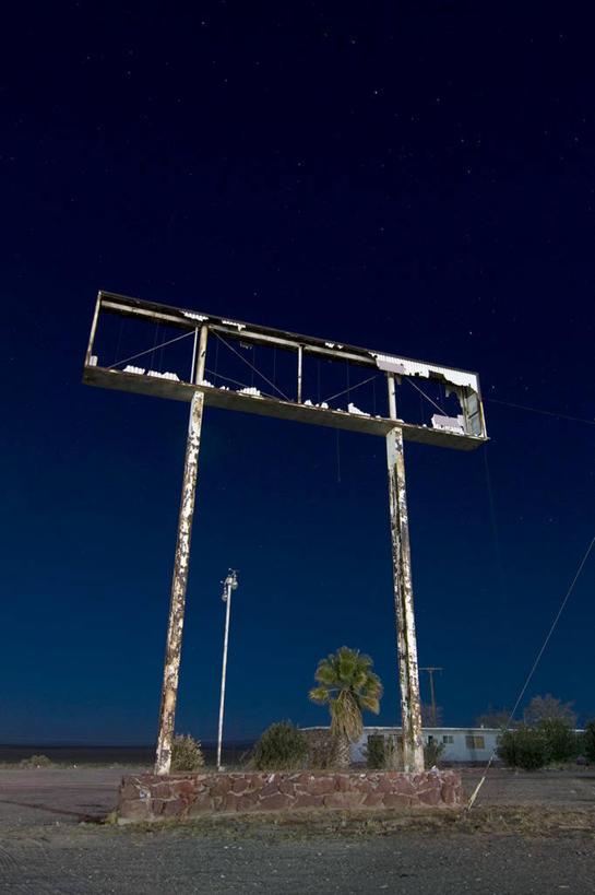 无人,竖图,室外,夜晚,仰视,酒店,指示牌,美国,废弃,标志,文字,破坏,标识,破损,布告,树,天空,摄影,报废,损坏,废物,下降,丢弃,毁灭,放弃,抛弃,万里无云,摈弃,低角度拍摄,旅行,客店,客栈,旅店,旅馆,旅舍,汽车旅馆,屏弃,摈斥,摒除