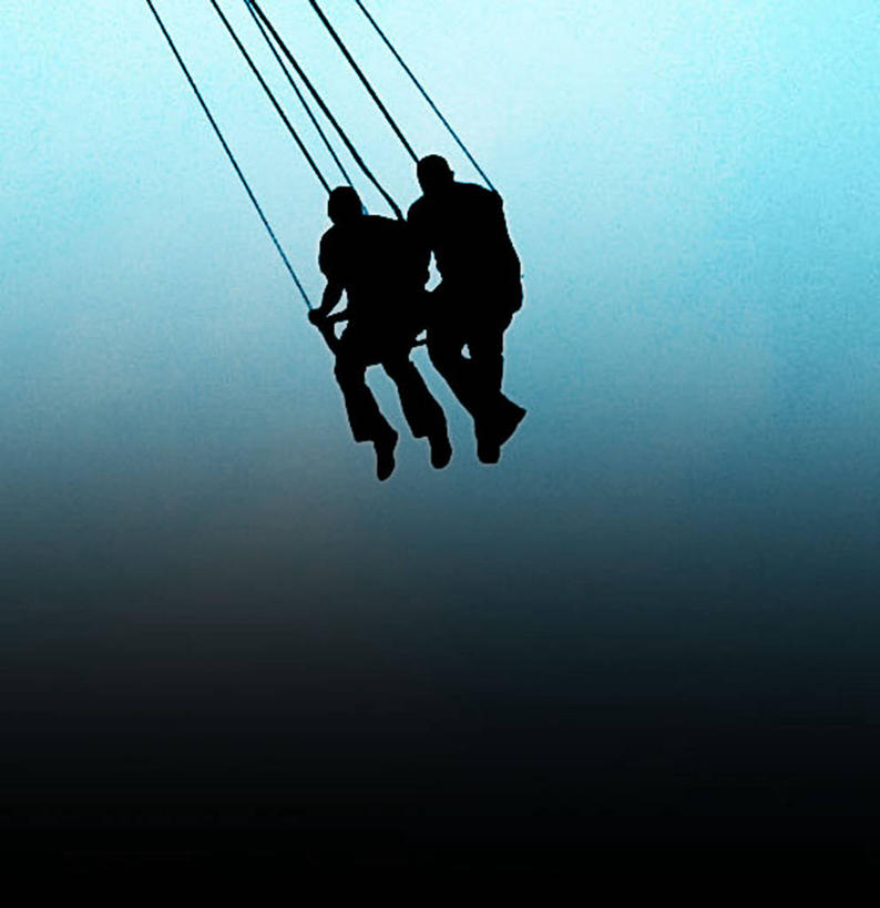 两个人,坐,竖图,室外,仰视,游戏,瑞典,摇摆,朦胧,模糊,玩,娱乐,黄昏,荡秋千,休闲,摄影,游乐设施,活动,享乐,发泄,消遣,智力,剪影,逆光,斯堪狄纳维亚半岛,宣泄,游艺设施,马尔默,双腿交叉,玩耍,嬉戏,低角度拍摄