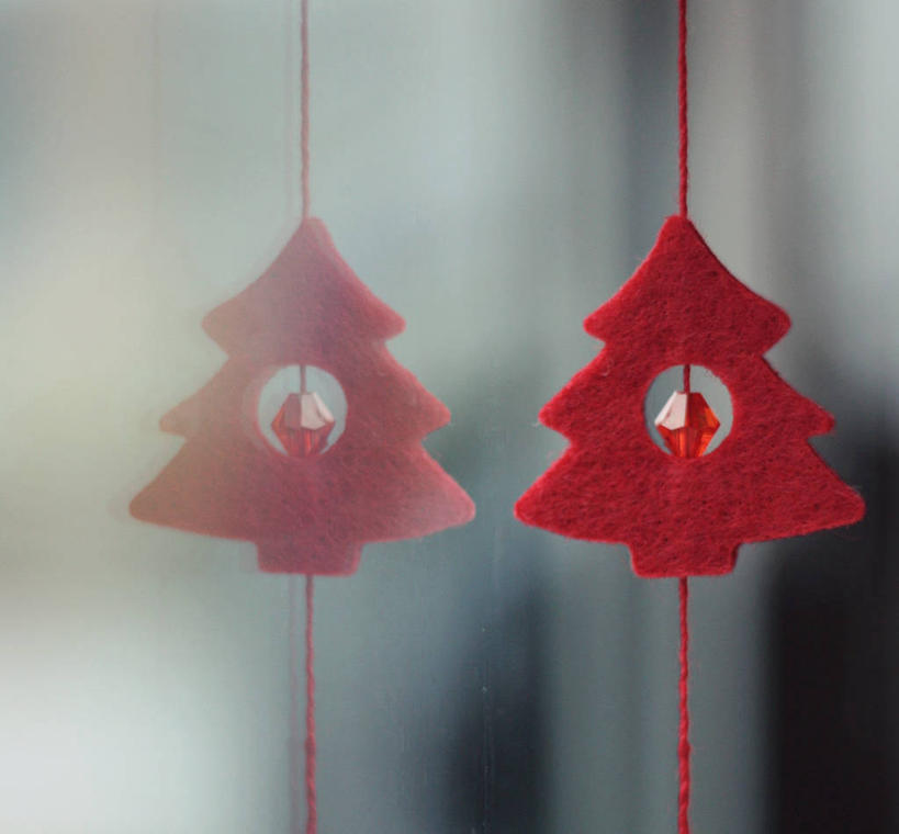 无人,横图,室内,特写,窗户,意大利,圣诞节,吊挂,悬挂,节日,庆祝,装饰,反射,挂,文化,装饰品,红色,装饰物,庆典,摄影,纪念,华丽,修饰,点缀,南欧,饰物,衬托,美观,雅致,雅观,安科纳,传统文化,法定假日