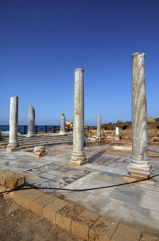 无人,竖图,室外,白天,海洋,水,建筑,罗马,以色列,柱子,砖,地面,首都,历史,破坏,破损,废墟,天空,摄影,砖地,损坏,考古学,中东,古典风格,万里无云,古代文明,古代史,式样,罗马省,旅行,公共浴室