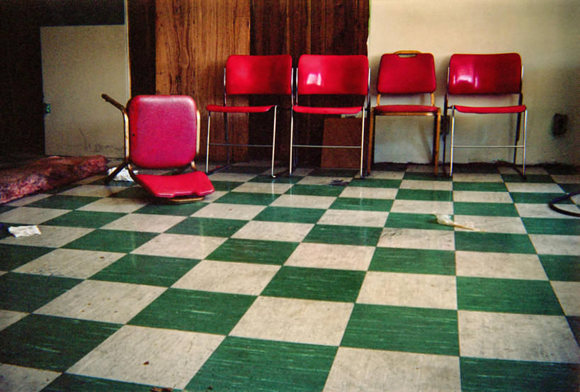 无人,横图,室内,地板,椅子,美国,五个,一排,许多,整齐,地面,凌乱,座位,排列,红色,放松,摄影,落下,颠倒,队列,毁灭,亚特兰大,乔治亚州,式样