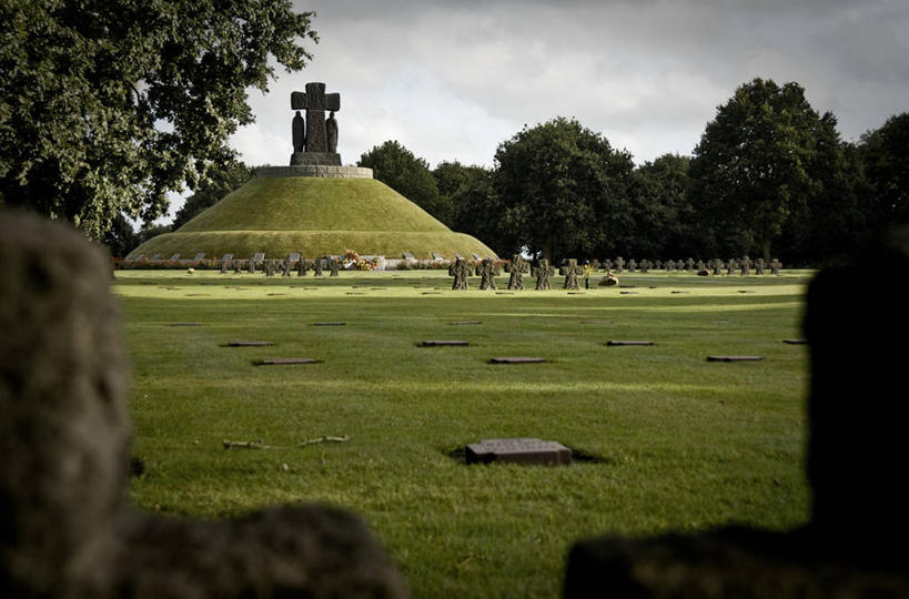 无人,横图,室外,白天,时尚,法国,十字架,枝,历史,草,墓地,t台,摄影,宗教,死亡,记忆,宗教用品,德国文化,中欧,墓穴,下诺曼底,时装表演,时装秀,t型台,走秀,旅行,巴约,法西斯主义,纳粹主义,贝叶挂毯