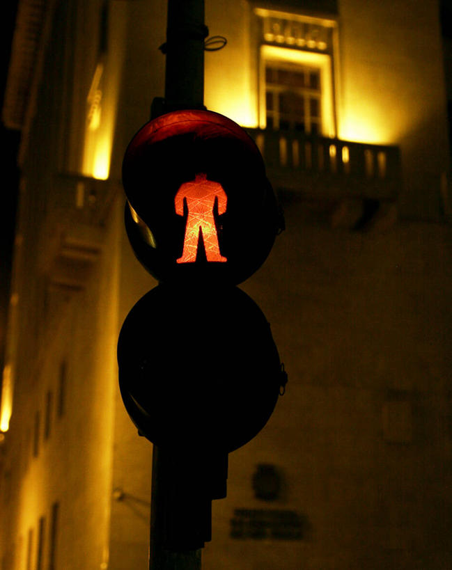 无人,竖图,室外,夜晚,时尚,通讯,安全,巴西,停靠,标志,红绿灯,信号灯,交通,光亮,警告,t台,南美,警示,运输,摄影,红灯,指导,禁止,照亮,控制,提醒,提示,停泊,限制,流通,交通信号灯,行人信号灯,时装表演,时装秀,t型台,走秀,危险