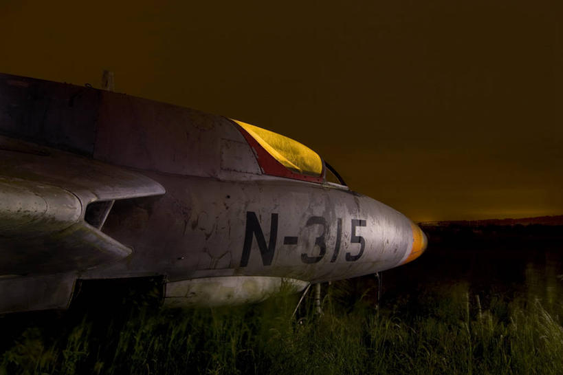 无人,横图,室外,夜晚,时尚,飞机,英国,英文,标志,数字,文字,字符,字母,航空,标识,草,交通工具,t台,战争,运输,摄影,空军,英文字母,战斗机,载具,北欧,轰炸机,军用机,军用战斗机,攻击机,时装表演,时装秀,t型台,走秀,沃里克郡,英国皇家空军