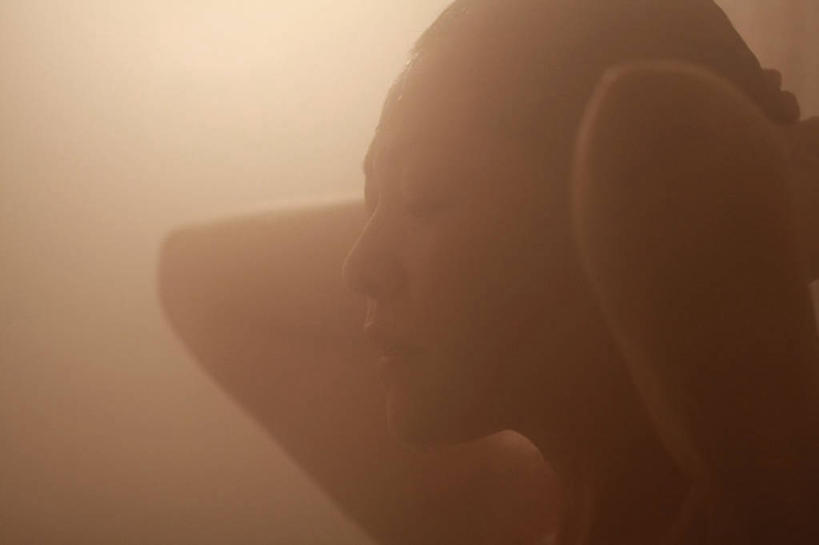 东方人,成年人,中年人,老年人,脸,头,脸颊,一个人,摸,横图,室内,侧面,时尚,浴室,日本,亚洲,仅一个女性,仅一个人,抚摸,关东地区,黄种人,肩膀,仅一个中年女性,思考,日本人,浴盆,t台,放松,摄影,东亚,茨城县,长崎市,时装表演,时装秀,t型台,走秀,女人,女性,中年女性,亚洲人,头部,脸部,脸蛋,面部,闭着眼睛,触摸,接触,水户