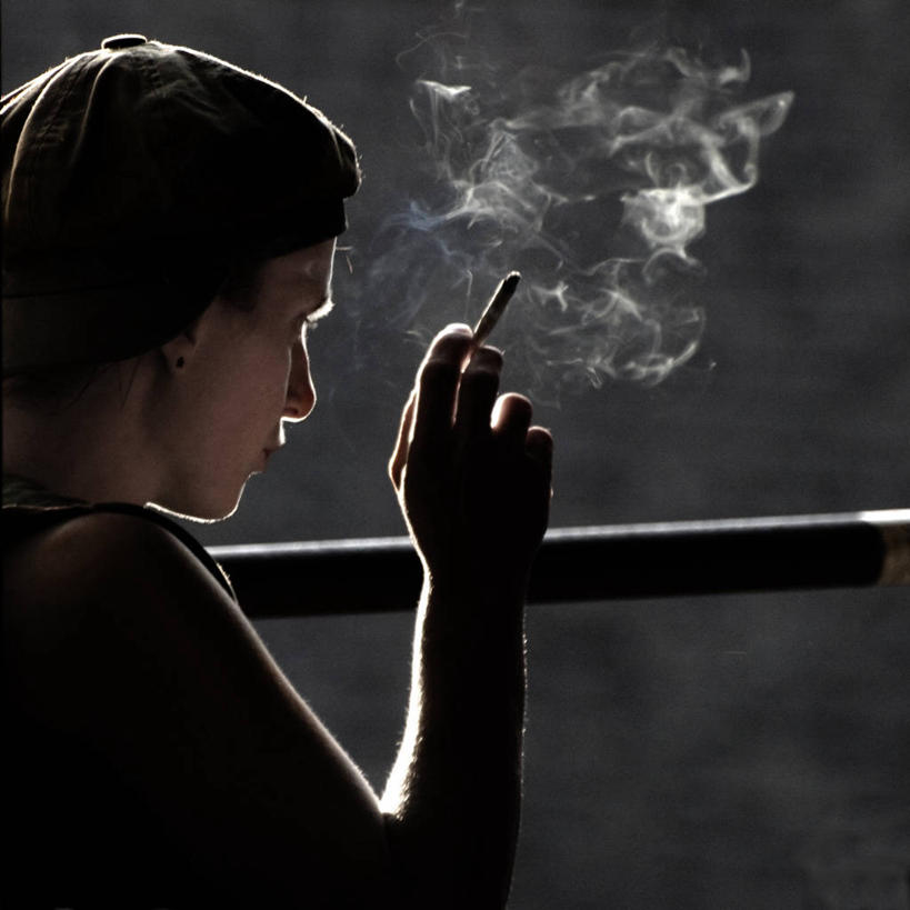 西方人,成年人,中年人,脸,头,脸颊,一个人,方图,室内,白天,侧面,时尚,香烟,帽子,欧洲,荷兰,欧洲人,仅一个女性,仅一个人,拿着,休闲装,肩膀,衣服,仅一个中年女性,t台,烟,摄影,上瘾,林堡,马斯特里赫特,时装表演,时装秀,t型台,走秀,女人,女性,中年女性,白种人,头部,脸部,脸蛋,面部