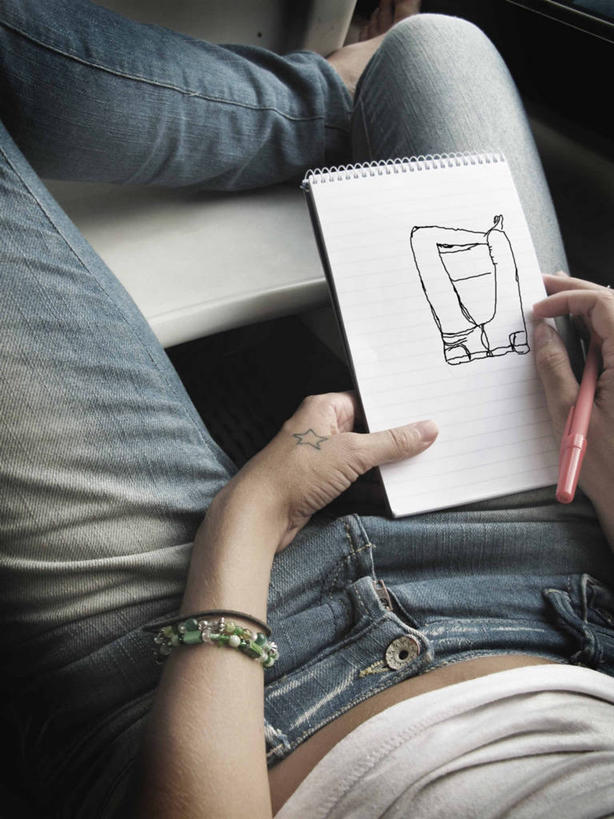 一个人,坐,竖图,俯视,室内,室外,白天,珠宝,英国,欧洲,裤子,拿着,牛仔裤,休闲装,英格兰,纹身,水笔,衣服,笔记本,放松,运输,摄影,手镯,创造力,西欧,北欧,大不列颠,大不列颠及北爱尔兰联合王国,大不列颠及爱尔兰联合王国,英吉利,德文郡,埃克塞特,休闲活动,高角度拍摄,行政区,西南英格兰,大不列颠王国,大英帝国,联合王国,日不落帝国