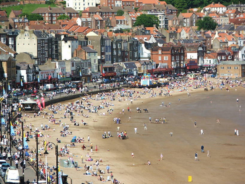 人群,横图,俯视,室外,白天,度假,日光浴,道路,建筑,路,英国,朦胧,模糊,小路,交通,许多人,一群人,摄影,北欧,群众,迈阿密海滩,南部海滩,北约克郡,士嘉堡,海滩,休闲活动,高角度拍摄,旅行