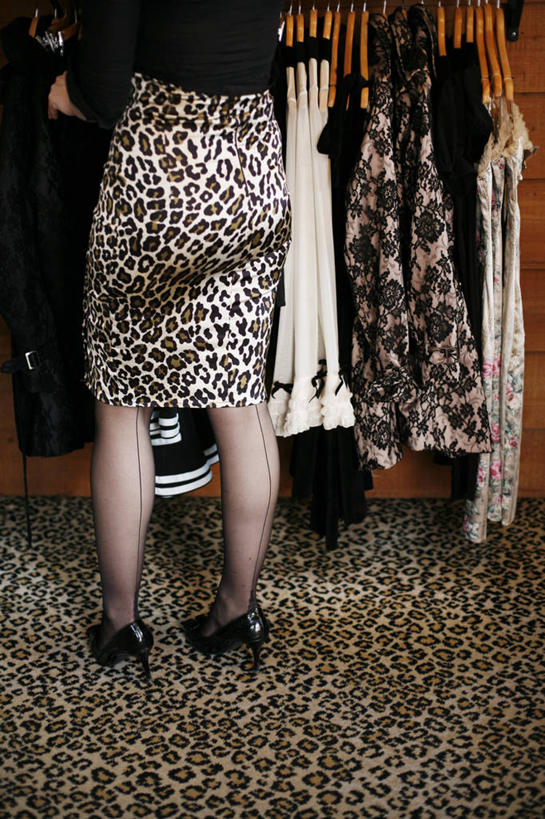 成年人,一个人,竖图,高跟鞋,裙子,时尚,衣架,澳大利亚,仅一个女性,吊挂,悬挂,挂,休闲装,衣服,豹纹,摄影,生活方式,悉尼,澳大拉西亚,新南威尔士