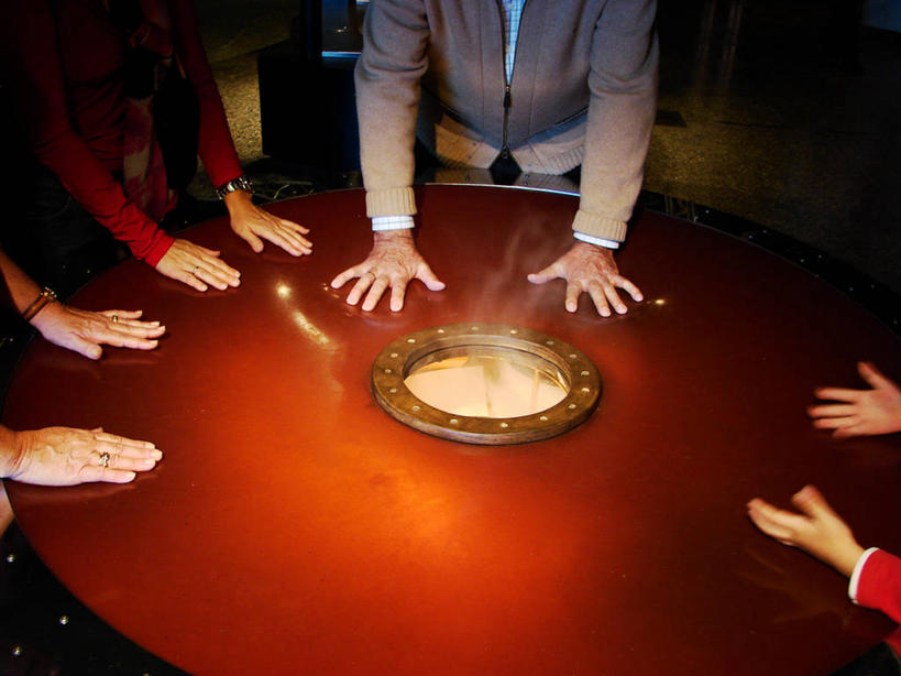 手,四个人,横图,室内,团队,家具,桌子,西班牙,科学,圆形,衣服,人体,摄影,决心,伊比利亚半岛,巴伦西亚省,触摸