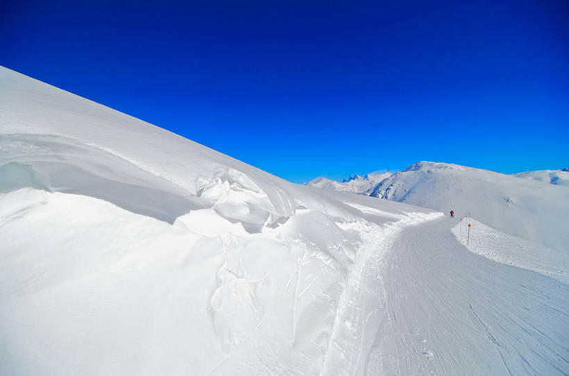 一个人,横图,室外,白天,运动服,探险,山,雪,法国,朦胧,模糊,冬天,天气,衣服,蓝色,白色,天空,自然,摄影,环境,滑雪服,挑战,中欧,万里无云,滑雪运动,冒险