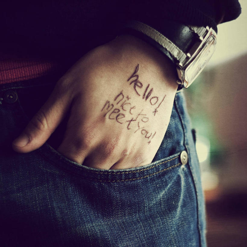 手,一个人,方图,室外,特写,白天,时尚,通讯,英国,文字,休闲装,衣服,表,人体,摄影,手写,腕表,北欧,手插袋,想法,插兜,手插兜,手抄兜