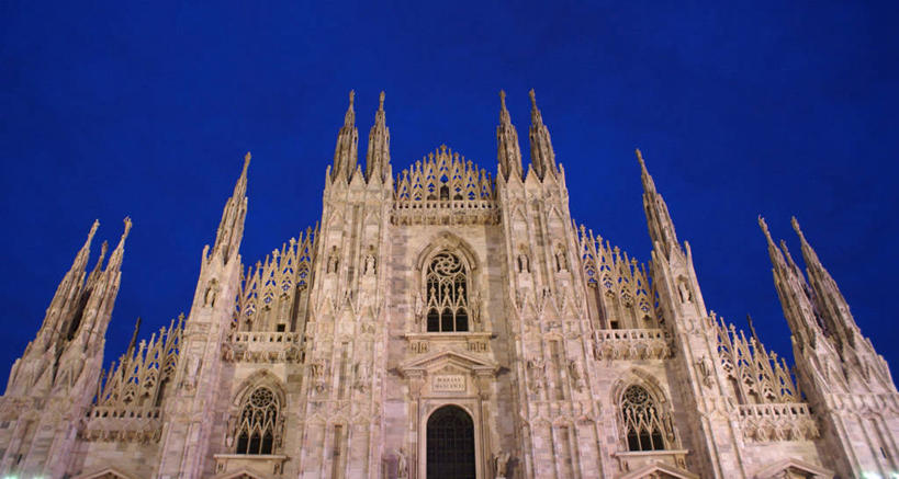 无人,横图,室外,夜晚,仰视,建筑,意大利,节日,历史,文化,天空,地标建筑,祈祷,健康,许愿,摄影,宗教,信仰,纪念,祈求,基督教,宗教建筑,南欧,天主教,意大利文化,伦巴第大区,米兰,万里无云,灵性,米兰主教教堂,大教堂广场,平安,低角度拍摄,旅行,大教堂