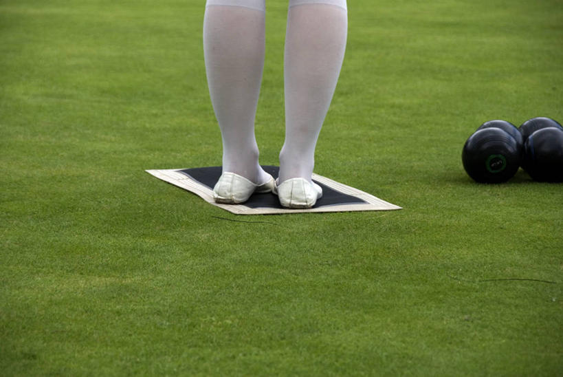 儿童,腿,一个人,站,横图,室外,白天,纯洁,运动,竞争,保龄球,英国,仅一个女性,仅一个人,袜子,小孩,绿色,白色,仅一个小孩,可爱,童年,童趣,人体,摄影,准确,北欧,童真,烂漫,无邪,四肢,天真,女孩,女人,女性,孩子,休闲活动,草地保龄球,女生