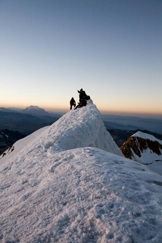 成年人,人群,攀登,竖图,室外,旅游,度假,探险,成功,日出,山,雪,雪山,玻利维亚,山顶,黎明,首都,娱乐,衣服,风景,天空,看,享受,休闲,南美,放松,摄影,宁静,成就,近景,户外活动,挑战,万里无云,拉巴斯,冒险,男人,休闲活动,爬山