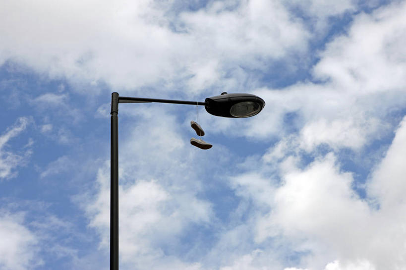 无人,横图,室外,白天,运动鞋,异乎寻常,路灯,英国,欧洲,伦敦,吊挂,悬挂,云,首都,挂,天空,摄影,照明设备,西欧,北欧,大不列颠,大不列颠及北爱尔兰联合王国,大不列颠及爱尔兰联合王国,雾都,大不列颠王国,大英帝国,联合王国,日不落帝国,社会问题